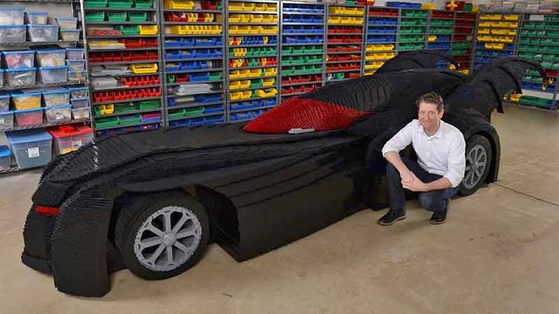 Mezzo milione di mattoncini LEGO per ricostruire la Batmobile!