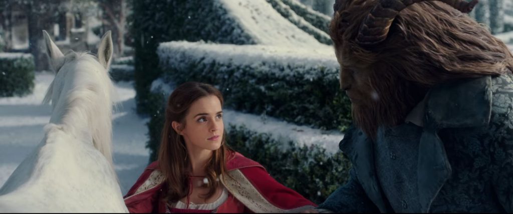 La Bella e la Bestia: Emma Watson ha un adorabile incontro ravvicinato con una piccola Belle