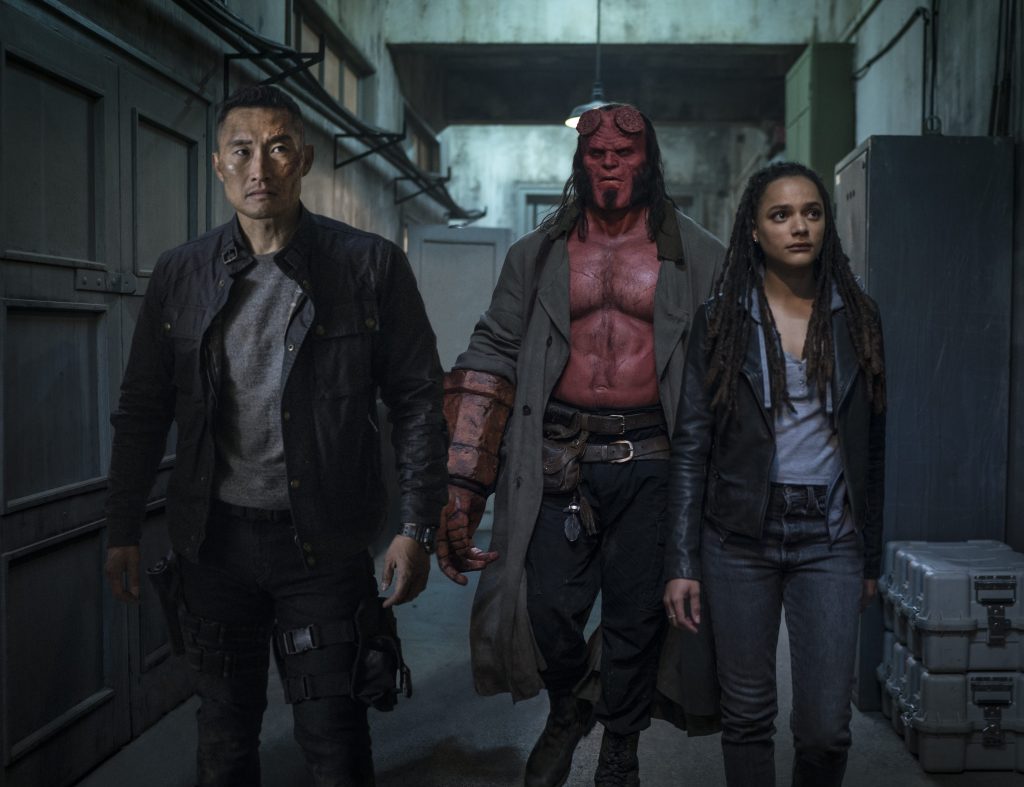 Hellboy insieme agli altri personaggi della pellicola.