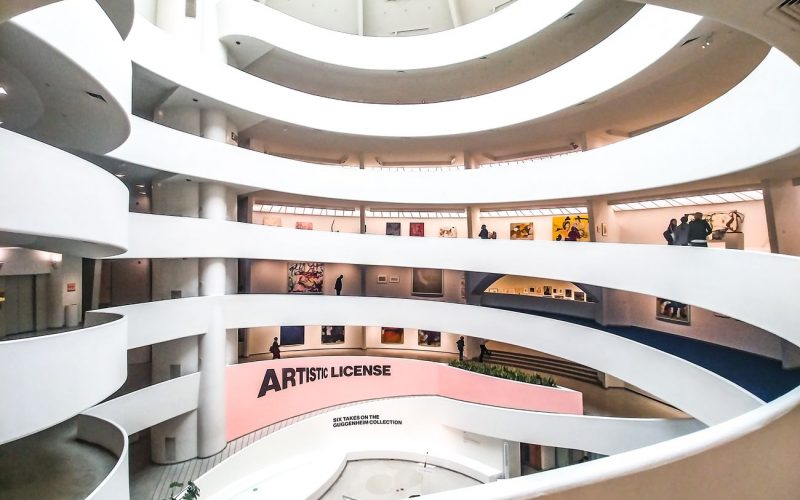 Il Guggenheim Museum di New York ha iniziato a regalare libri d’arte