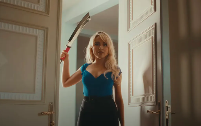 Il nuovo video di Sabrina Carpenter omaggia i film horror-splatter