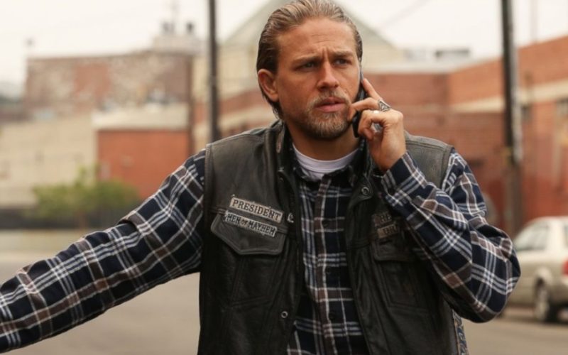 Charlie Hunnam sarà nella terza stagione di Monsters