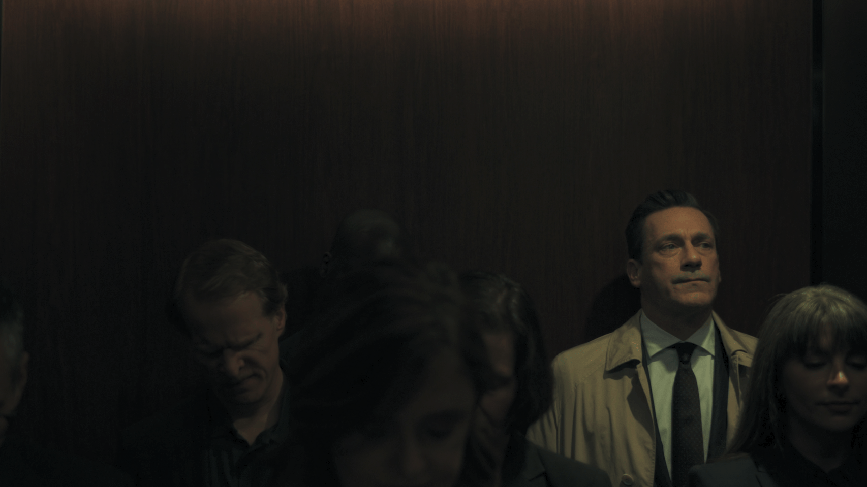 Jon Hamm in una scena della prima stagione di Your Friends & Neighbors